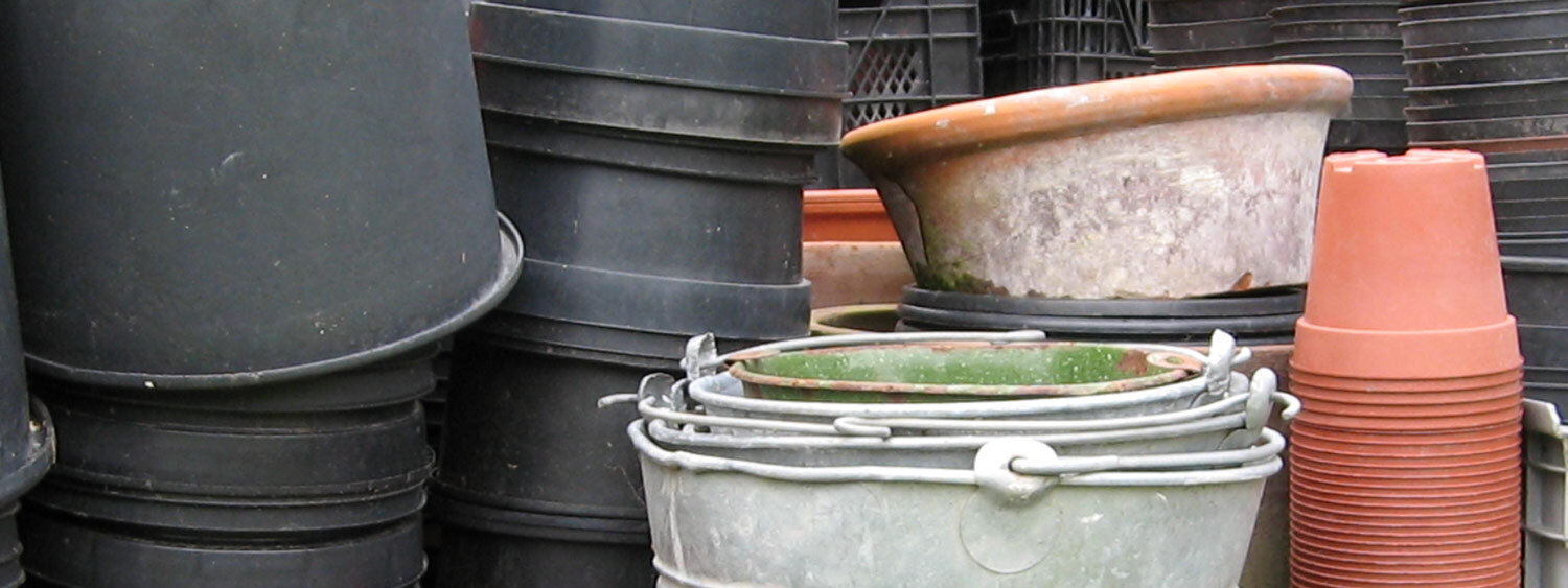 Vari contenitori per piante