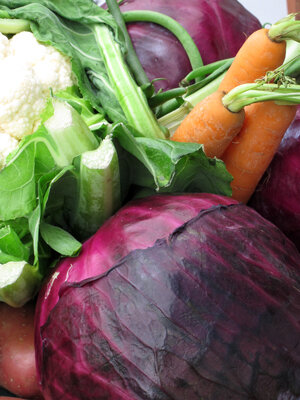 Verdure appena raccolte: cavolo cappuccio rosso, cavolfiore, carote e fagiolini