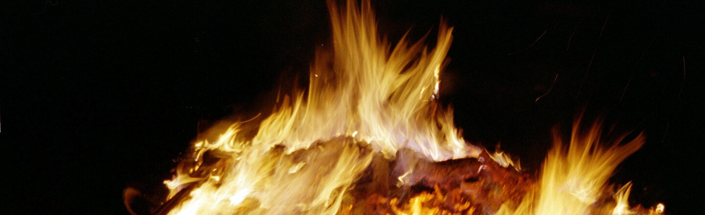Fuoco scoppiettante nella notte del solstizio d'inverno