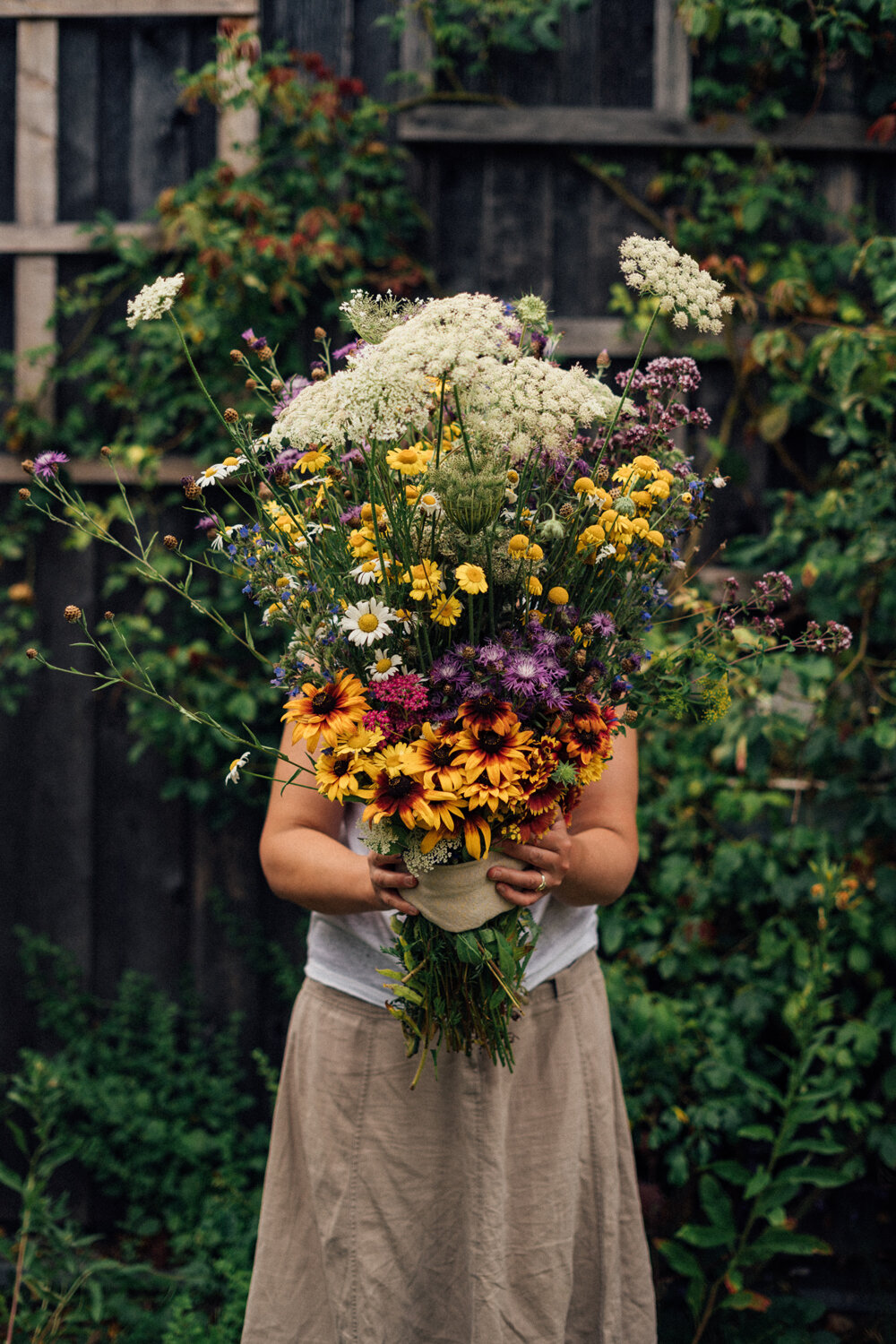 Donna con un grande mazzo di fiori selvatici fatto a mano