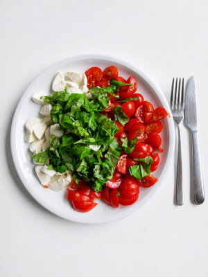 Insalata caprese con pomodori, basilico e mozzarella