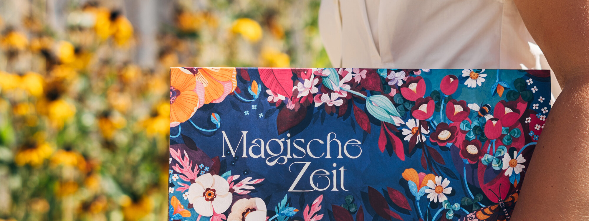 Scatola del calendario dell'Avvento di semi bio «Periodo Magico» Un tripudio di fiori selvatici davanti a fiori estivi gialli