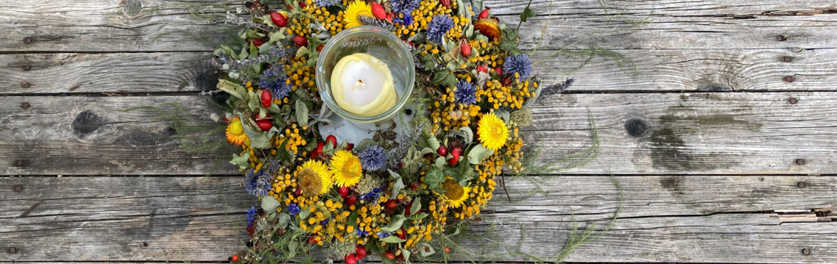 Guida: creare una colorata ghirlanda autunnale fai da te - con materiali del giardino, del prato e del bosco - Ghirlanda autunnale fai da te - guida con materiali naturali
